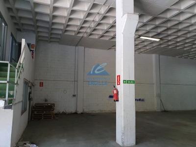 Pabellón industrial bien comunicado